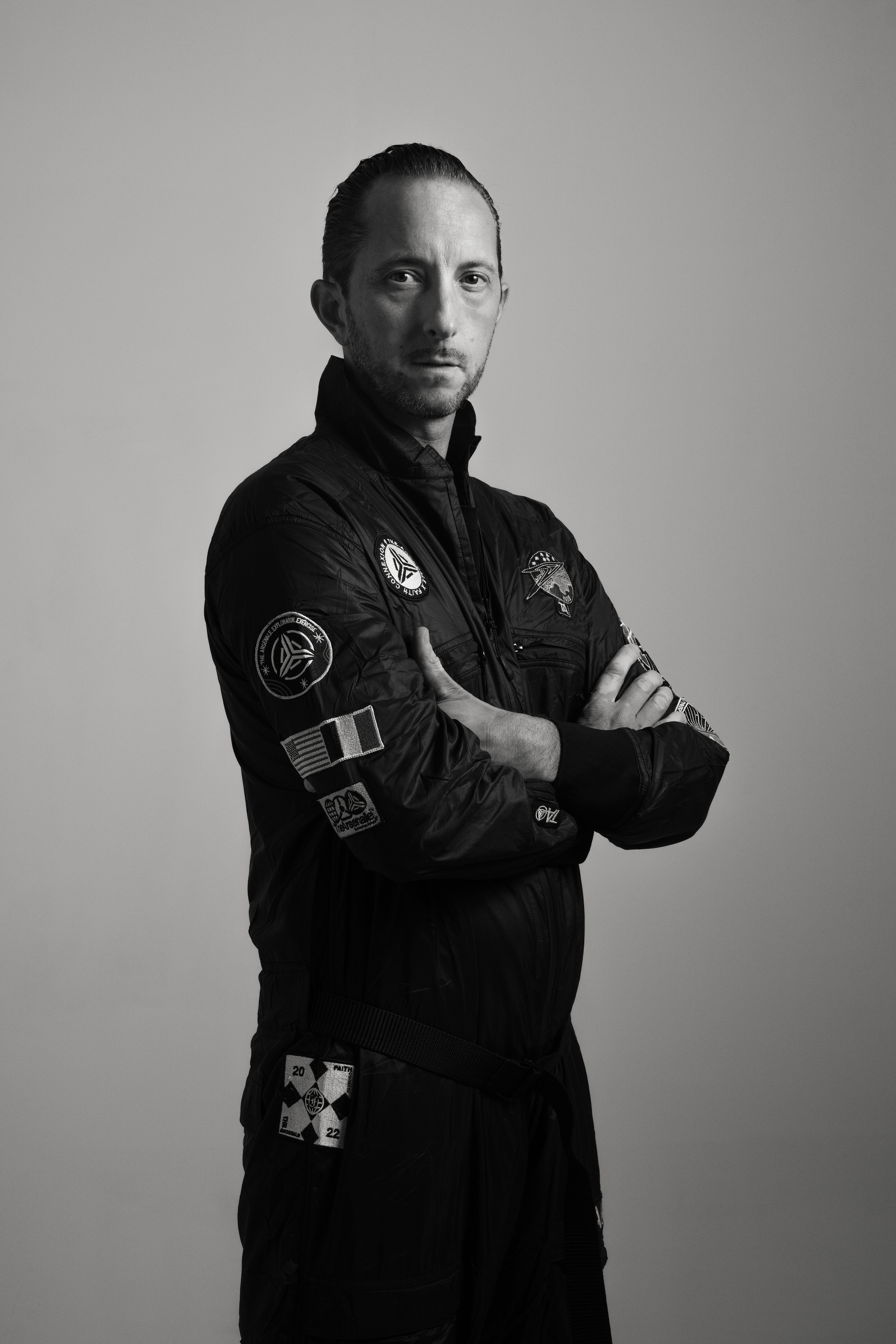 Pat Meignan, portrait studio en noir et blanc, les bras croisés